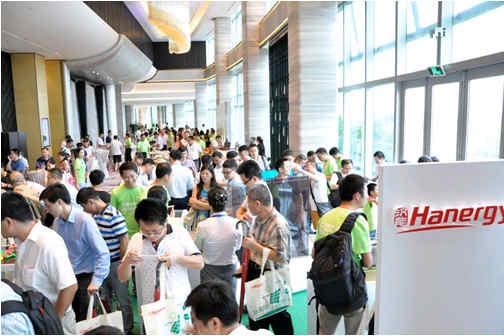參觀漢能產(chǎn)品展示和前來咨詢的人絡(luò)繹不絕