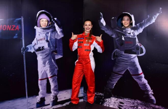 臉部鏤空人形合影互動